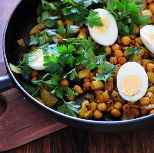 boiled egg and curried chickpeas